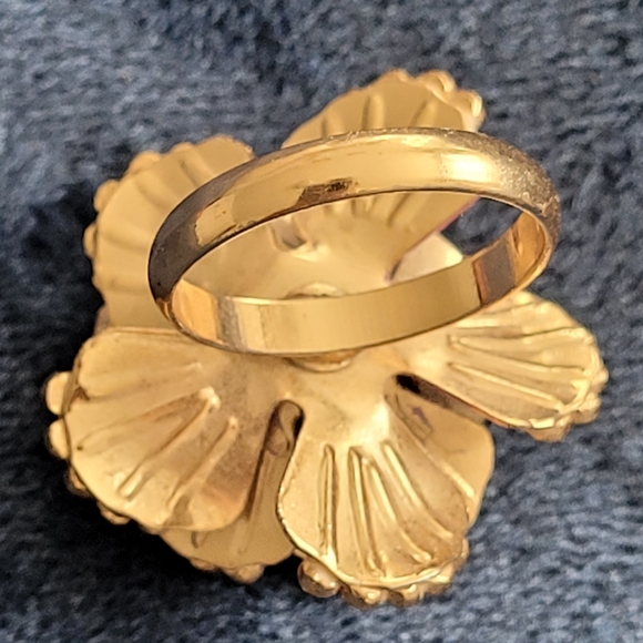 Floral Gold Aldo ring, Size 8 or 9 - Picture 3 of 3